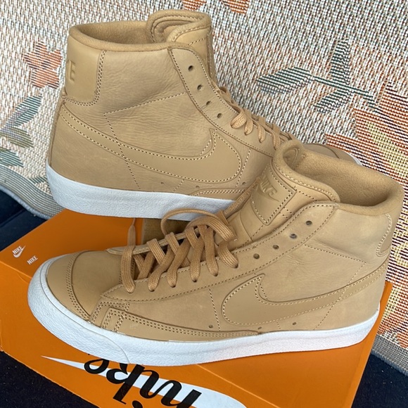 Nike Men’s BLAZER MID PREMIUM MF
VACHETTA TAN/ACHETTA TAN
DQ7572 200 sneakers••• - Picture 10 of 16